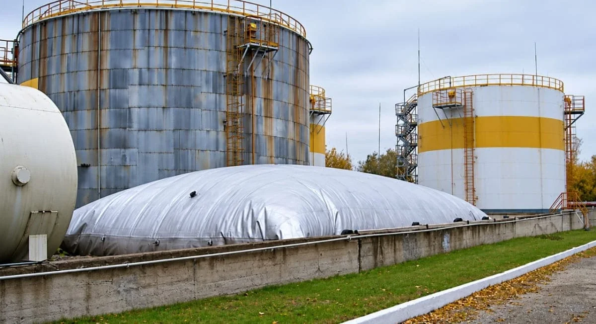 Эластичный газгольдер-компенсатор на фоне резервуаров нефтебазы