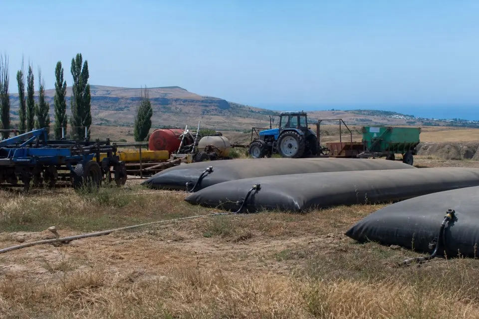 Мобильное хранение ГСМ во дворе крымского хозяйства, холмы и степь